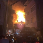 Dursunbey’de korkutan ev yangını