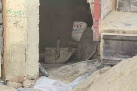 Üzerine kum dolu inşaat kovası düşen işçi ağır yaralandı