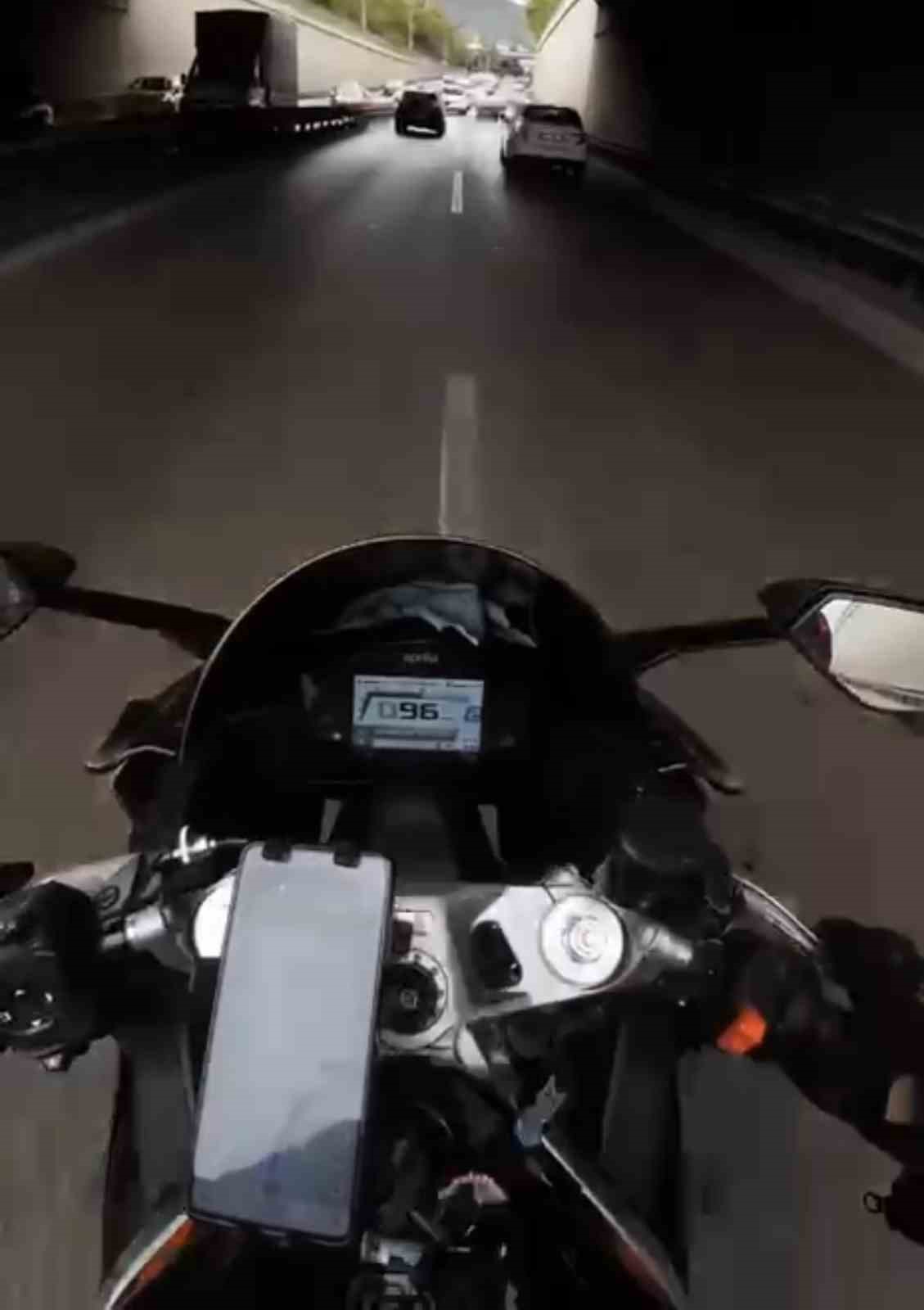 Motosiklet sürücüsünün ölümden döndüğü anlar kask kamerasında