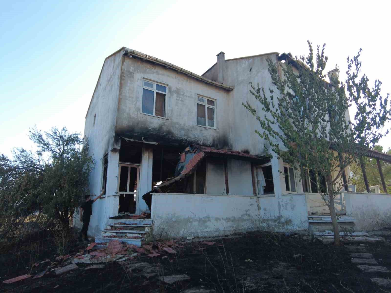 Orman yangınında; 7 ev yandı, 2 bin 700 kişi tahliye edildi, 15 kişi yaralandı