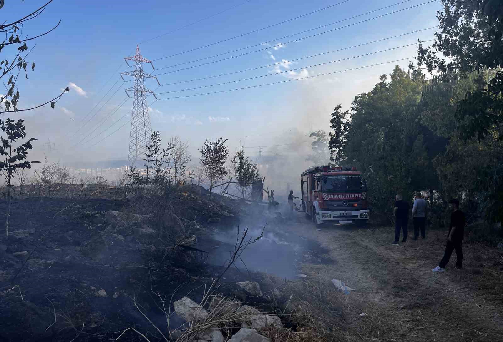 Esenyurt’ta otluk alanda çıkan yangın söndürüldü