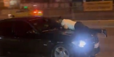 Ataşehir’de kıskançlık krizi: Aracın kaputuna yatıp kalkmadı