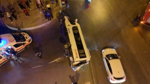 Sultanbeyli’de aşırı süratli araç minibüsle çarpıştı: 10 yaralı