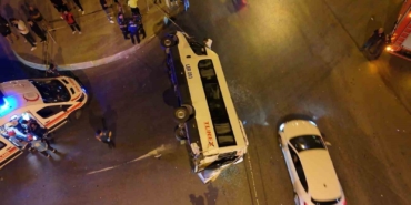 Sultanbeyli’de aşırı süratli araç minibüsle çarpıştı: 10 yaralı