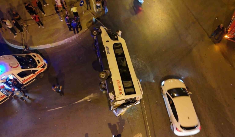 Sultanbeyli’de aşırı süratli araç minibüsle çarpıştı: 10 yaralı