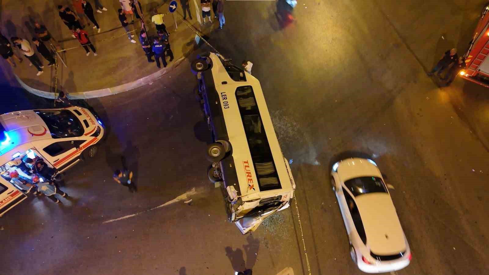 Sultanbeyli’de aşırı süratli araç minibüsle çarpıştı: 10 yaralı