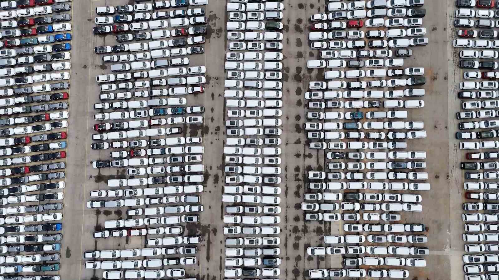 Haydarpaşa Limanı’nda binlerce ithal sıfır araç havadan görüntülendi