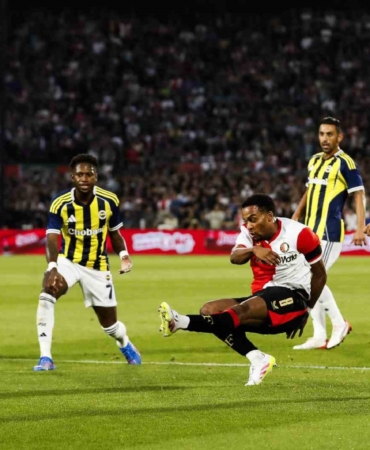 UEFA Şampiyonlar Ligi: Feyenoord: 1 - Fenerbahçe: 0 (İlk yarı)