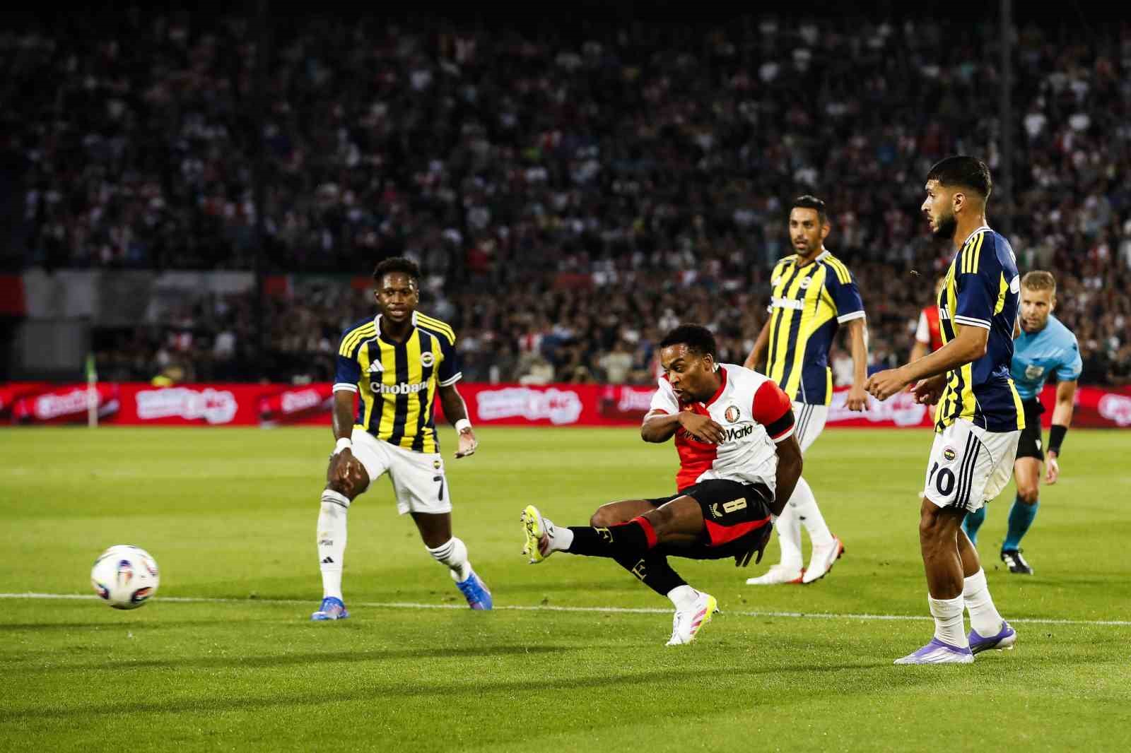 UEFA Şampiyonlar Ligi: Feyenoord: 1 - Fenerbahçe: 0 (İlk yarı)