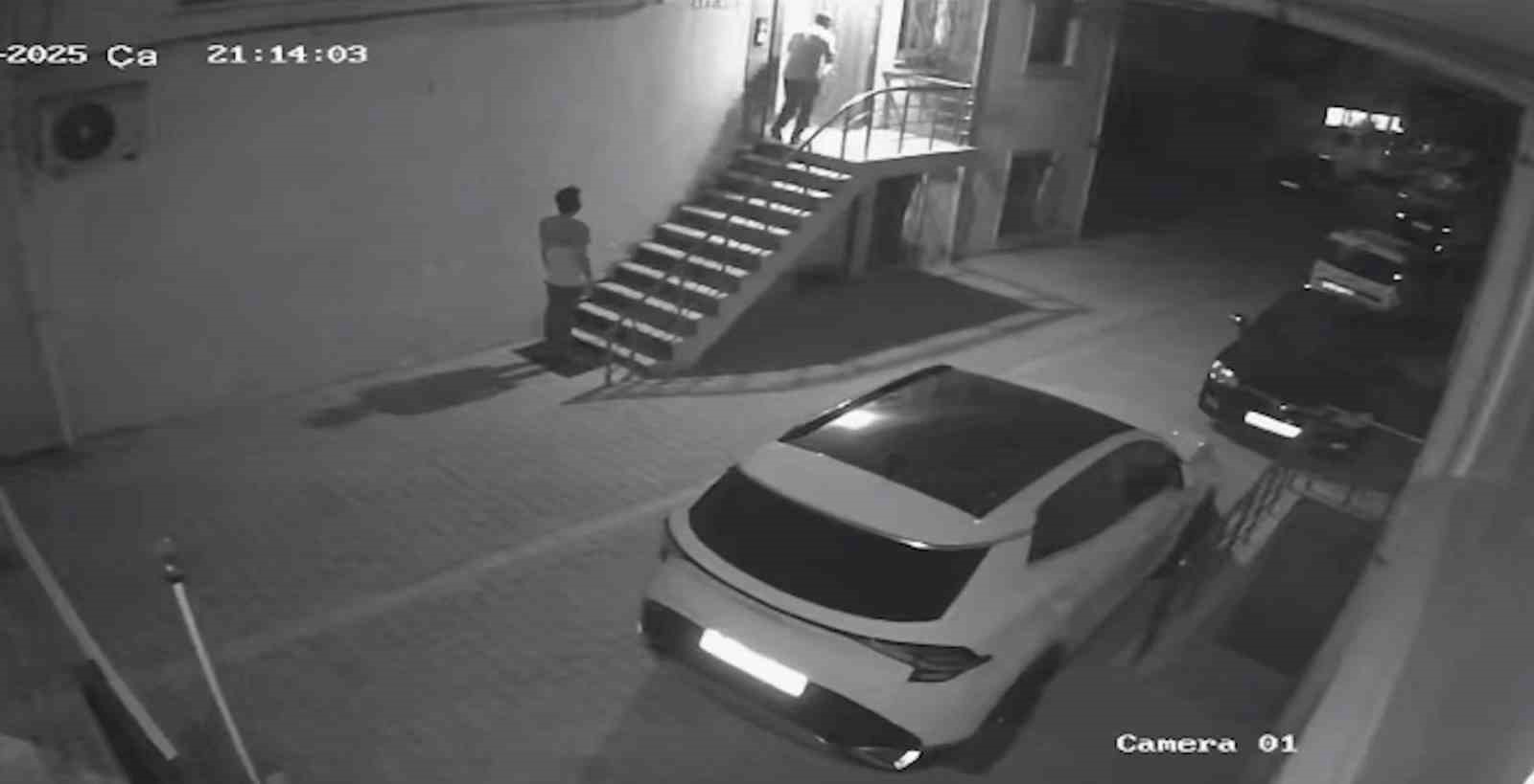 Sancaktepe’de 4 dakikalık hırsızlık turu: Bisikletle kaçtılar