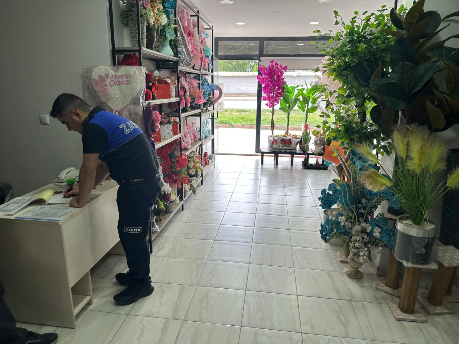 İnegöl’de zabıta çiçekçileri mercek altına aldı