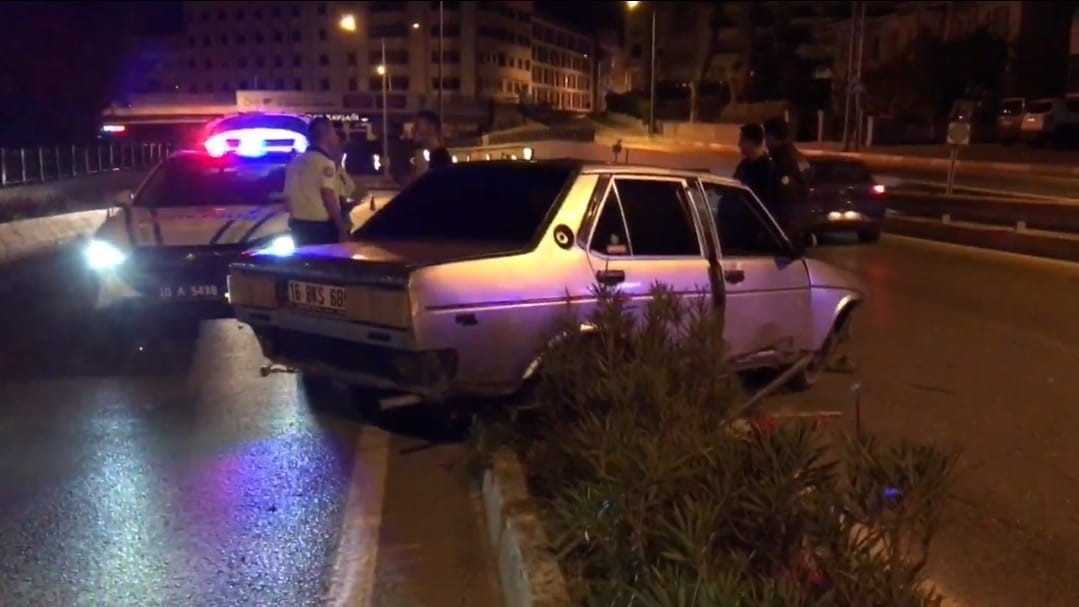 Balıkesir’de alkollü ve ehliyetsiz sürücü kaza yaptı