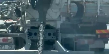 Yola beton dökerek ilerleyen mikser kamerada