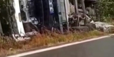 Beton mikseri fındık tarlasına devrildi: Sürücü yaralandı