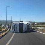 Tır devrildi; otoyol kavşağı kapandı