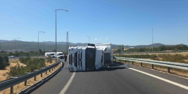 Tır devrildi; otoyol kavşağı kapandı