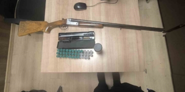 Esenyurt’ta balkona iç çamaşırı ile çıkınca komşuları uyardı: ‘Mahalle erkek görsün’ diyerek tüfekle etrafa tehditler savurdu