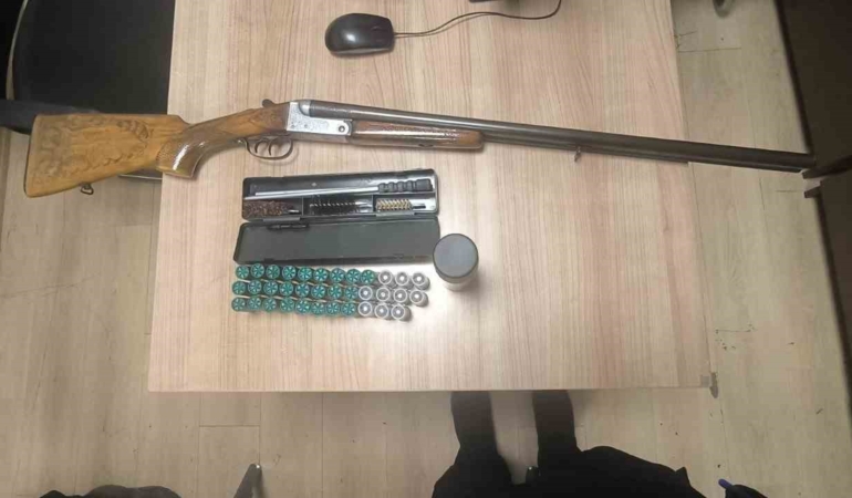 Esenyurt’ta balkona iç çamaşırı ile çıkınca komşuları uyardı: ‘Mahalle erkek görsün’ diyerek tüfekle etrafa tehditler savurdu