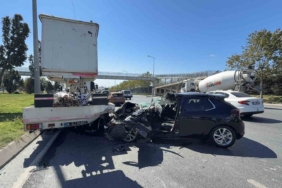 Sultangazi’de otomobil, yol kenarında duran vinçe çarptı: 2 yaralı