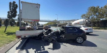 Sultangazi’de otomobil, yol kenarında duran vinçe çarptı: 2 yaralı