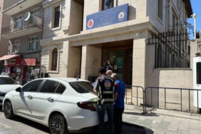 Sokak ortasında kavgaya tutuşarak ambulansa yol vermeyen sürücüler yakalandı