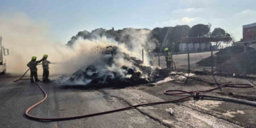 Saman yüklü kamyonet alev topuna döndü