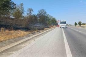 Otobanda fırlayan tır lastiği yangın çıkardı