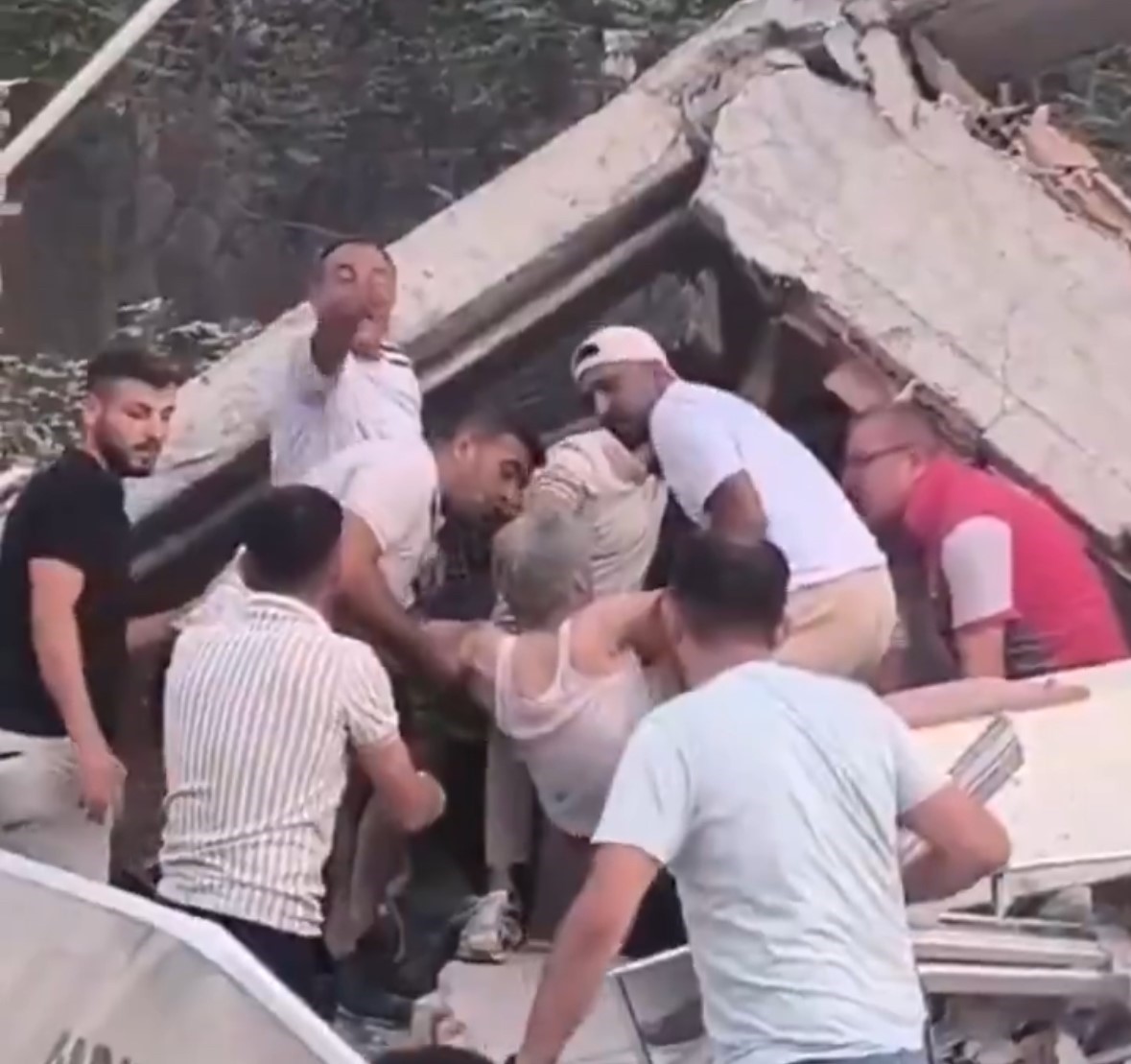 Balıkesir’de 6.2’lik deprem: Bir kişi enkazdan sağ çıkarıldı