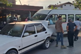 Direksiyon başında fenalaşan yaşlı adam otomobile çarptı: 1 ölü