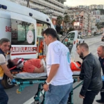 Motosiklet trafik levhasına çarptı: 1’i ağır 2 yaralı