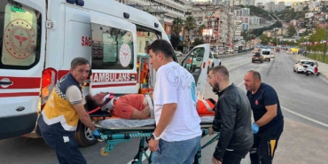 Motosiklet trafik levhasına çarptı: 1’i ağır 2 yaralı