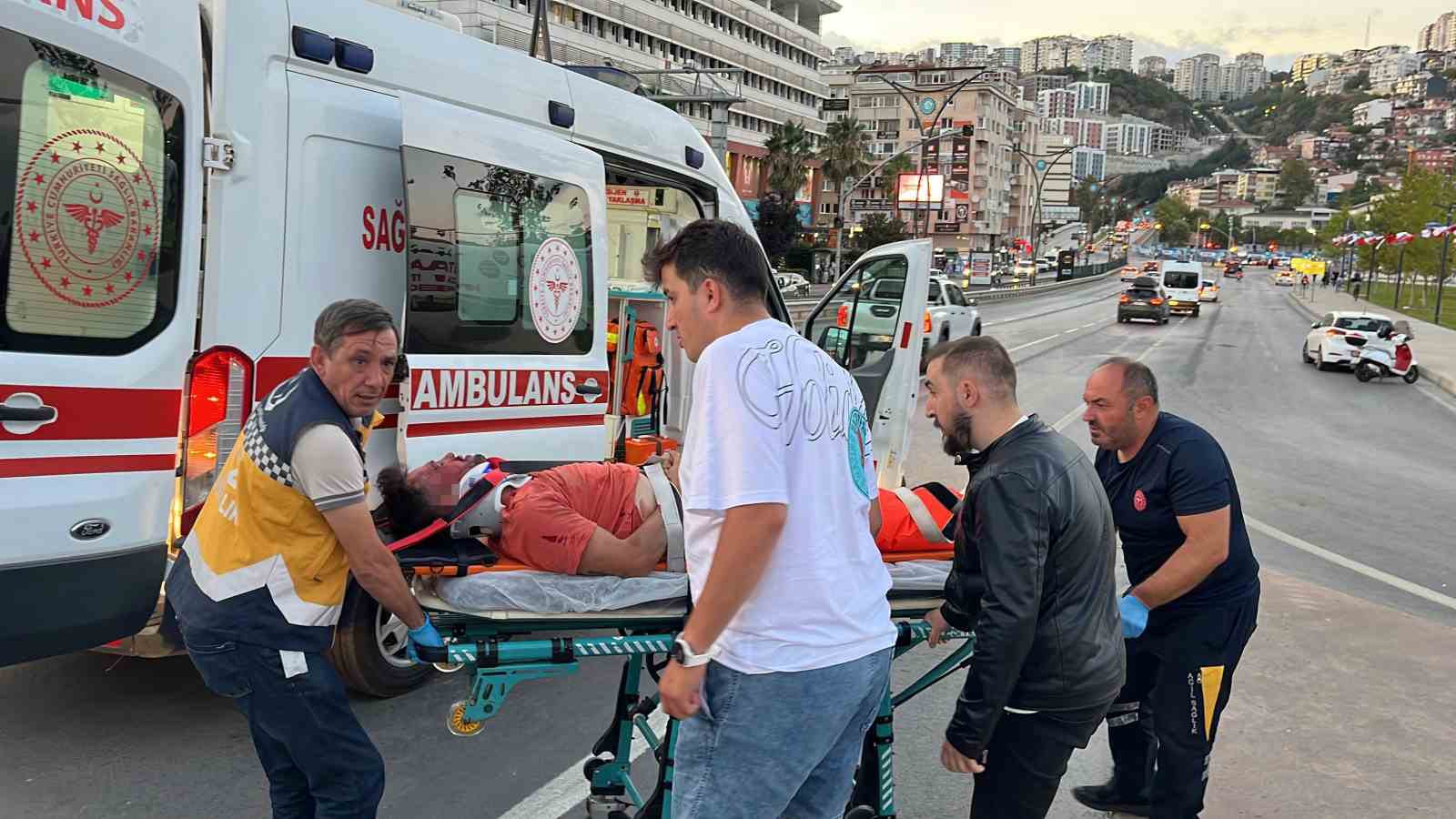 Motosiklet trafik levhasına çarptı: 1’i ağır 2 yaralı