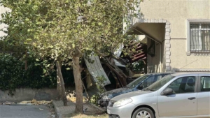 Kartal’da rüzgar nedeniyle 7 katlı binanın çatısı uçtu