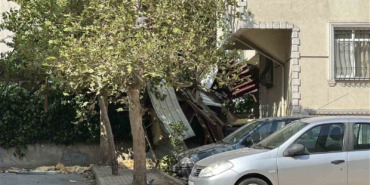 Kartal’da rüzgar nedeniyle 7 katlı binanın çatısı uçtu
