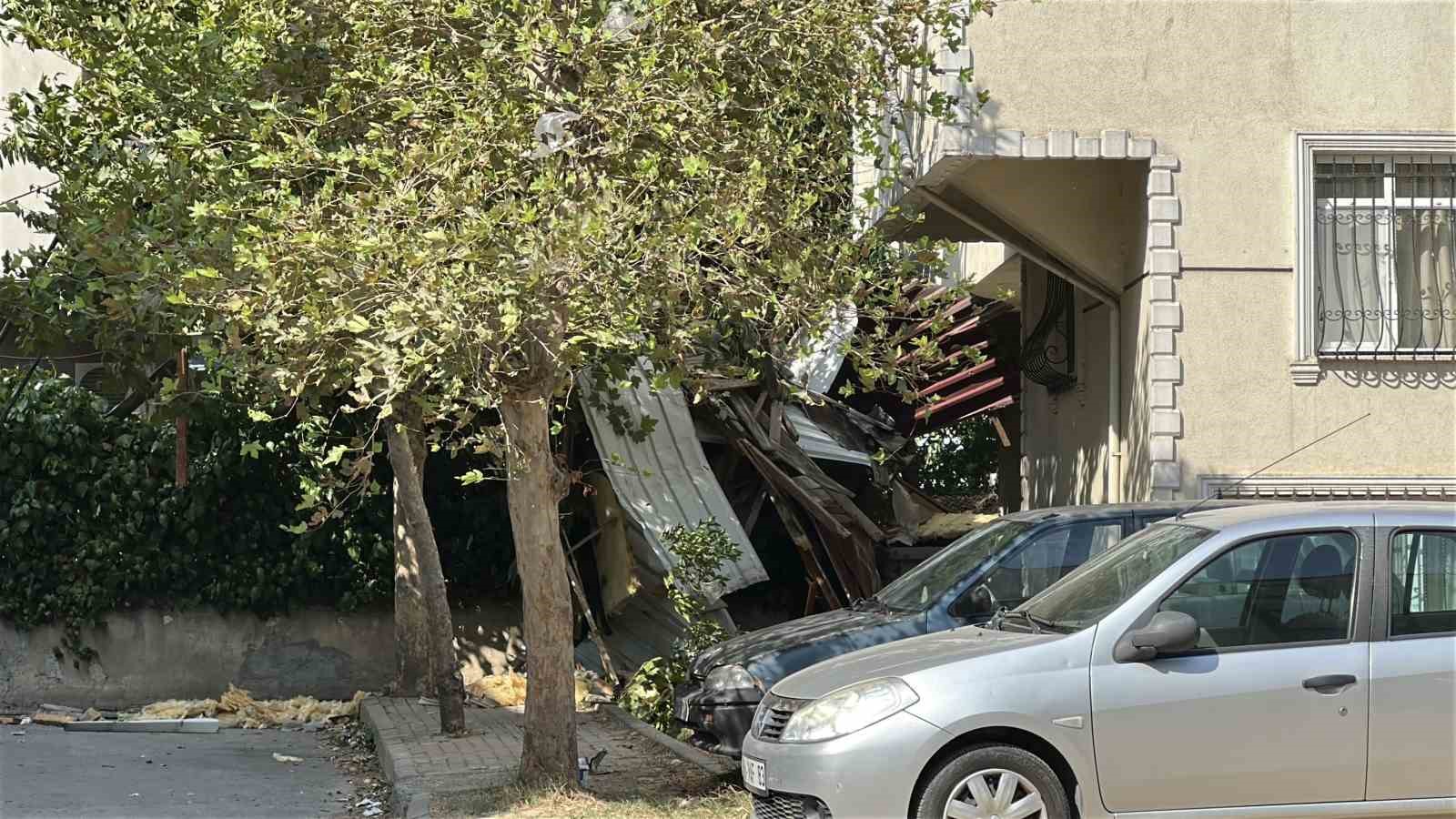Kartal’da rüzgar nedeniyle 7 katlı binanın çatısı uçtu