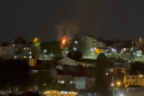 Fatih’te 3 katlı binanın çatı katı alev alev yandı