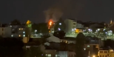 Fatih’te 3 katlı binanın çatı katı alev alev yandı