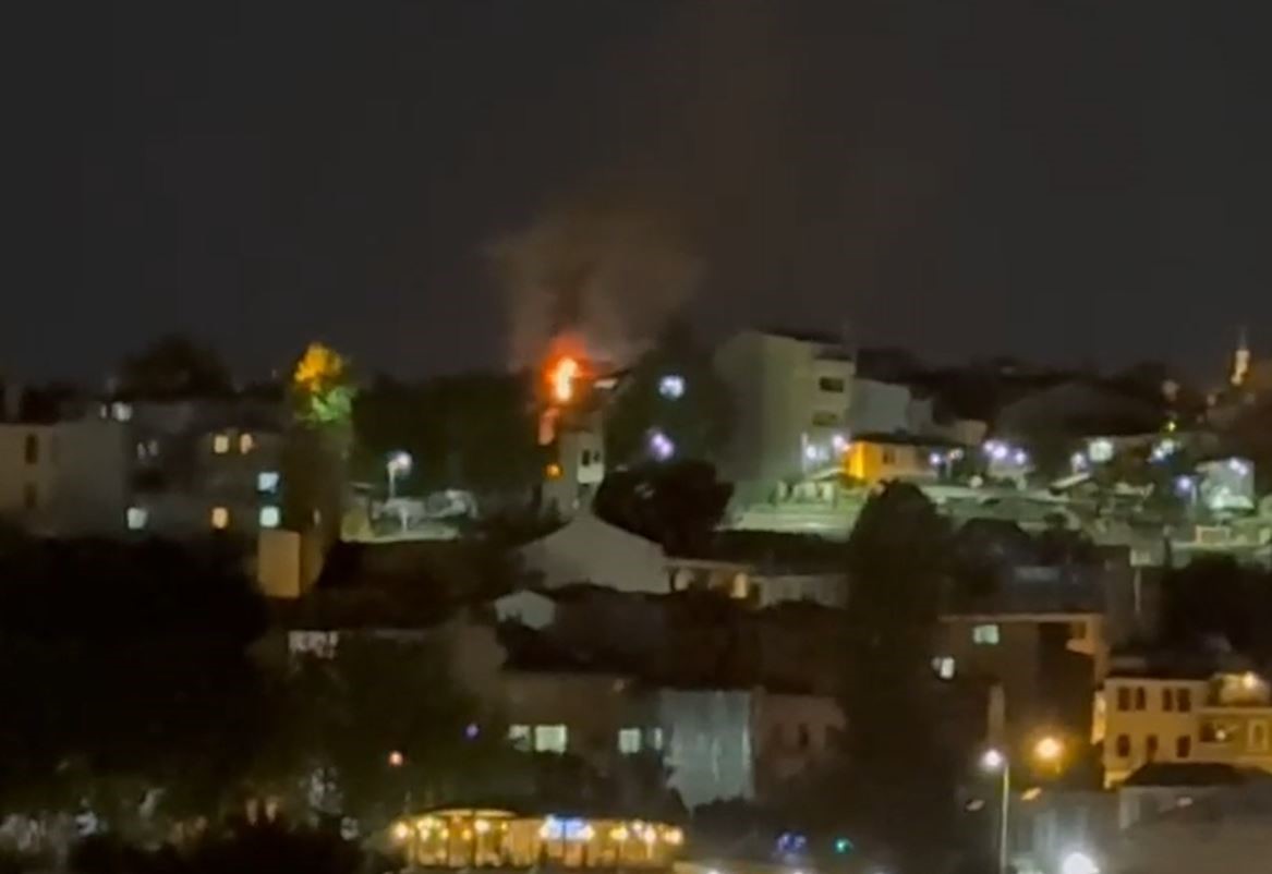 Fatih’te 3 katlı binanın çatı katı alev alev yandı