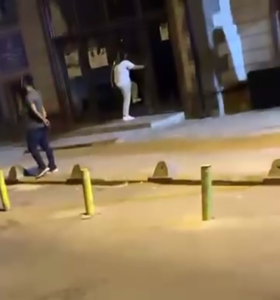 Küçükçekmece’de bir kadın caminin kapısını taşla kırıp, mahalleyi ayağa kaldırdı