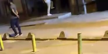 Küçükçekmece’de bir kadın caminin kapısını taşla kırıp, mahalleyi ayağa kaldırdı