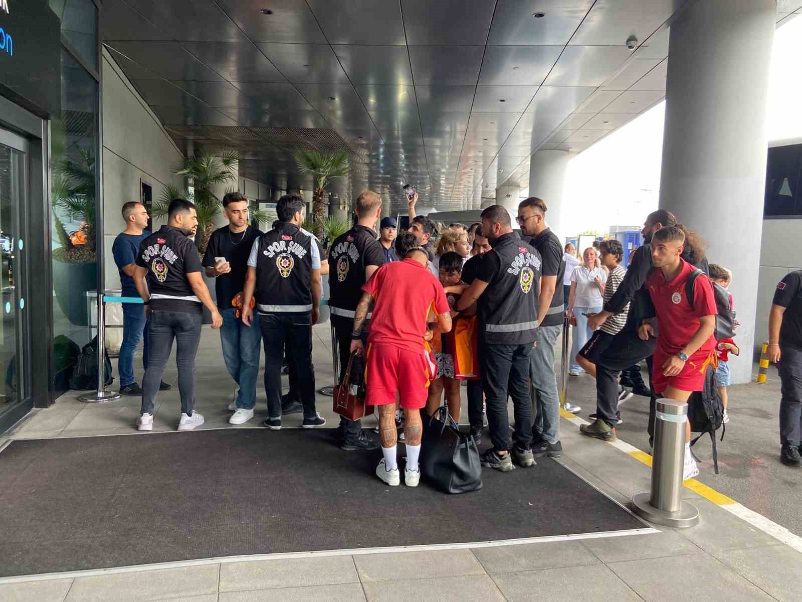 Galatasaray, ligin açılış maçı için Gaziantep’e gitti