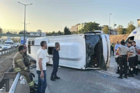 Ümraniye’de servis midibüsü devrildi: 8 yaralı