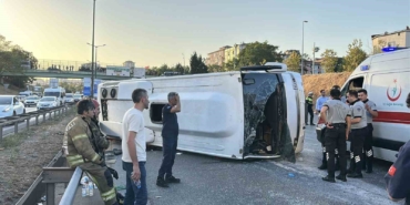 Ümraniye’de servis midibüsü devrildi: 8 yaralı