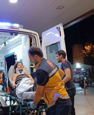 Otomobil su kanalına düştü: 3 yaralı