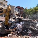 Balıkesir’de depremde yıkılan 3 katlı binanın enkaz kaldırma çalışmaları başladı