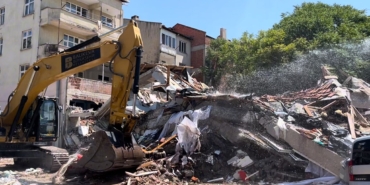 Balıkesir’de depremde yıkılan 3 katlı binanın enkaz kaldırma çalışmaları başladı