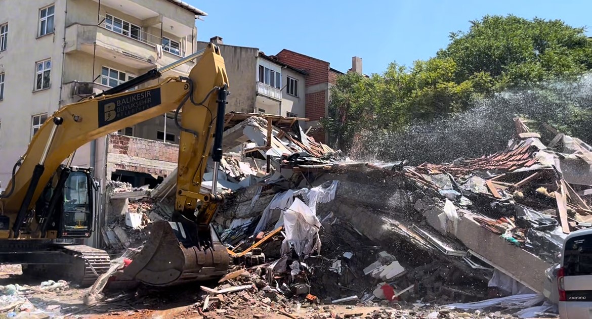 Balıkesir’de depremde yıkılan 3 katlı binanın enkaz kaldırma çalışmaları başladı