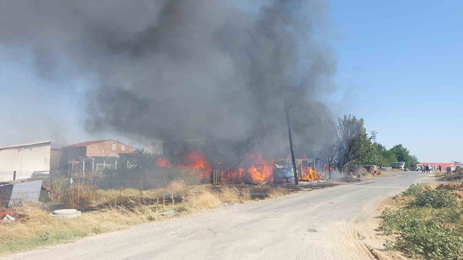 Tekirdağ’da çiftlik deposu alev alev yandı