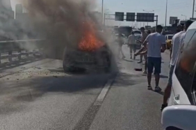 Seyir halindeki araç alev alev yandı