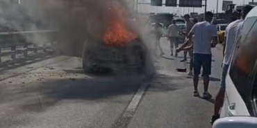 Seyir halindeki araç alev alev yandı